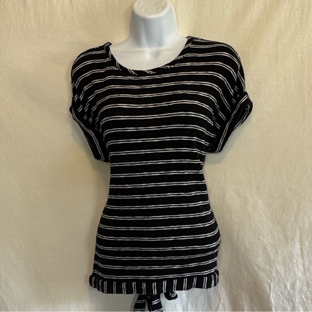 D-68 A New Day Black & White Stripe Short Sleeve Split Back Pullover Blouse Sz S